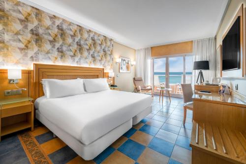 Ένα ή περισσότερα κρεβάτια σε δωμάτιο στο Elba Sara Beach & Golf Resort