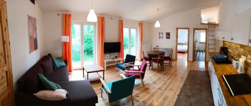 un soggiorno con divano e sedie di Ferienwohnung Blaue Sonne Devin a Stralsund