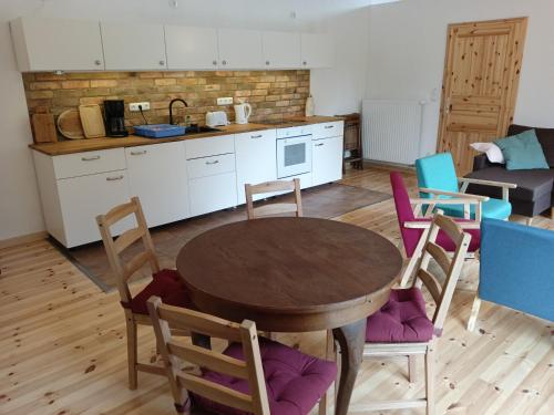 een keuken en eetkamer met een tafel en stoelen bij Ferienwohnung Blaue Sonne Devin in Stralsund