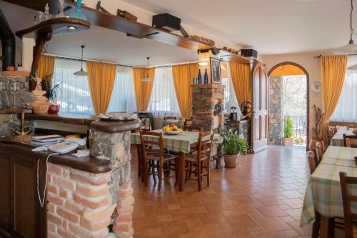 - une cuisine et une salle à manger avec une table et des chaises dans l'établissement 027- Agriturismo Il Boschetto - Camera Matrimoniale PISCINA Pace e Natura, à Cavizzano