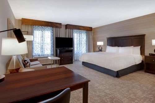 Habitación de hotel con cama y escritorio en Hampton Inn & Suites San Luis Obispo en San Luis Obispo