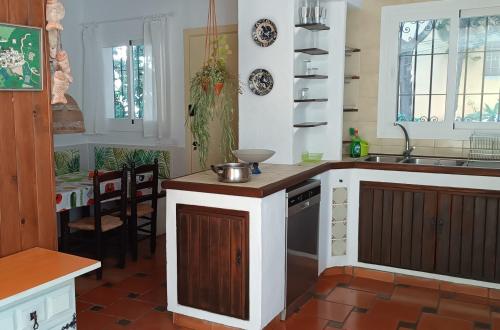 cocina con fregadero y encimera en Villa Tortuga, en Marbella