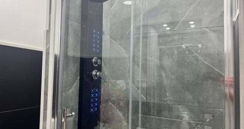 una doccia con porta in vetro in bagno di MyHouse 4 - Centro Sicilia Aeroporto Humanitas a Catania