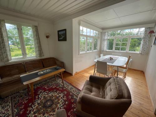 un soggiorno con divano e tavolo di Lofoten Budget Hostel a Å