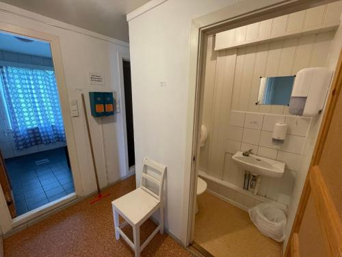 Baño pequeño con aseo y lavamanos en Lofoten Budget Hostel, en Å