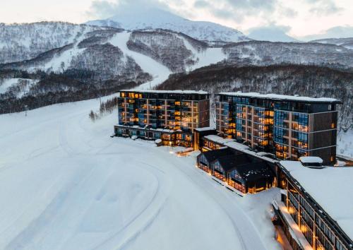 una vista aerea di un hotel nella neve di Park Hyatt Niseko Hanazono a Niseko