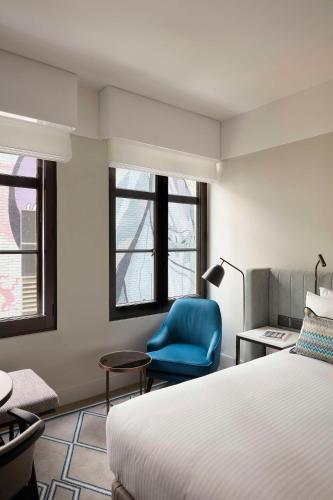 Ένα ή περισσότερα κρεβάτια σε δωμάτιο στο Hilton Melbourne Little Queen Street