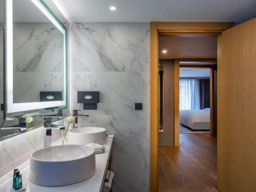Bilik mandi di Sofitel Istanbul Taksim
