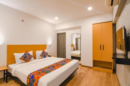 een slaapkamer met een groot bed in een kamer bij FabHotel Sayeeda International in Calcutta
