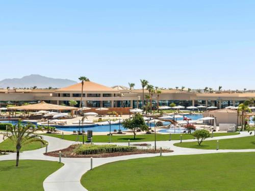 Rixos Golf Villas And Suites Sharm El Sheikh في شرم الشيخ: اطلالة على منتجع مع مسبح