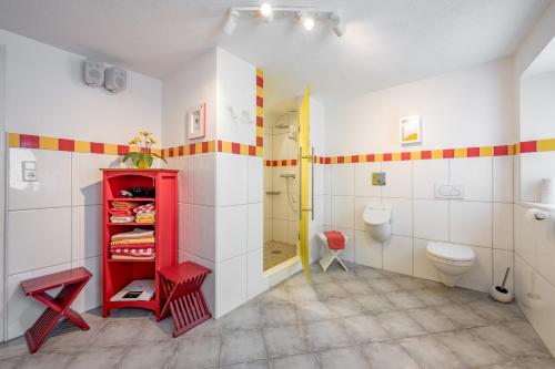 baño con estante rojo y aseo en Haus Alpenblick, en Oetz