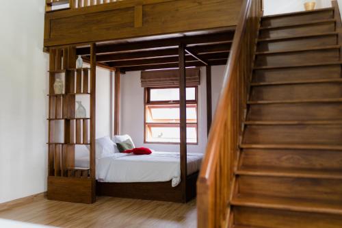 ein Schlafzimmer mit einem Etagenbett und einer Treppe in der Unterkunft d Ha'te in Tasikmalaya