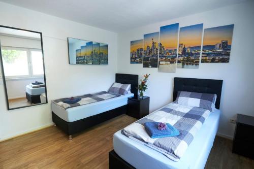 Rote Warte的住宿－法蘭克福大方公寓，一间卧室设有两张床和窗户。