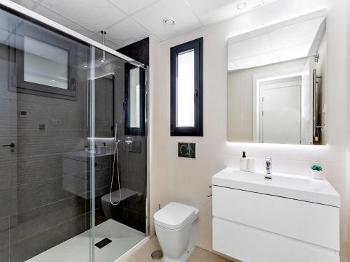 een badkamer met een toilet, een douche en een wastafel bij Lovely first floor apartment, heating pool ! in Alicante