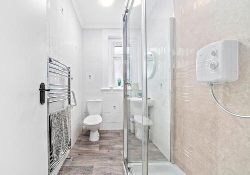 a bathroom with a shower and a toilet at McCulloch Apartment by Klass Living Uddingston in Uddingston
