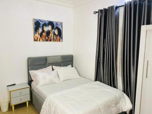 a bedroom with a bed and a picture on the wall at Christmas Promo-Time in Wupa
