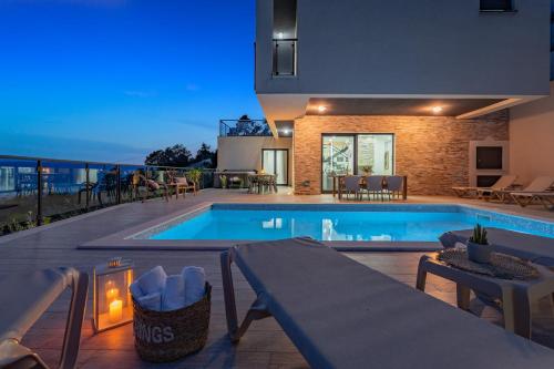 Πισίνα στο ή κοντά στο Seaview Villa Matea with 4 en-suite Bedrooms, Whirlpool, Sauna, Private pool