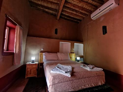 Ein Bett oder Betten in einem Zimmer der Unterkunft Riad Dar Zaouia