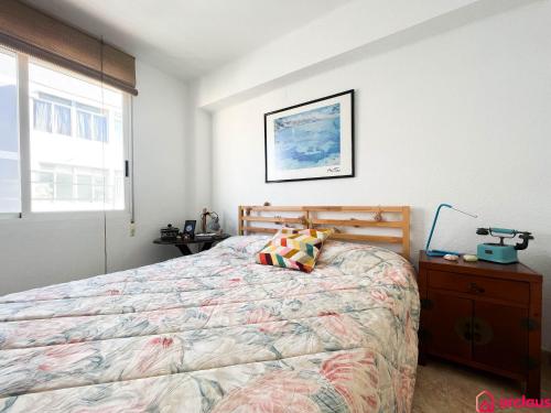 Un dormitorio con una cama grande y una ventana en Casa Marino en Benicàssim