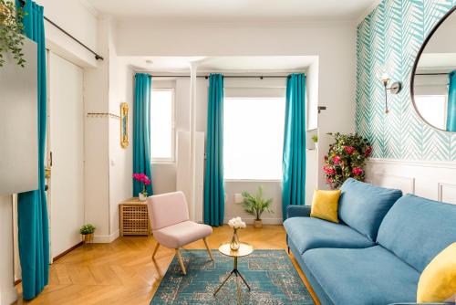 パリにあるCocoon Loft - Champs-Elyséesのリビングルーム(青いソファ、椅子付)