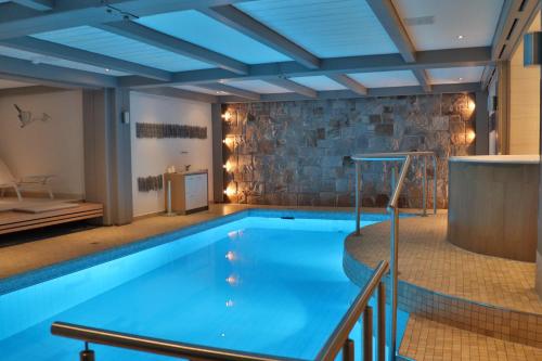 a large swimming pool in a building at Hotel Ritter Durbach in Durbach