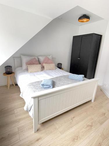 Un dormitorio con una cama blanca con almohadas. en Home sweet home Arnhem en Arnhem