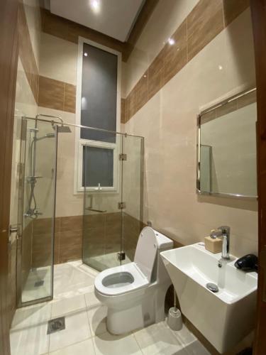 a bathroom with a shower and a toilet and a sink at شقه غرفتين وصاله دخول ذاتي (حي النرجس) in Riyadh