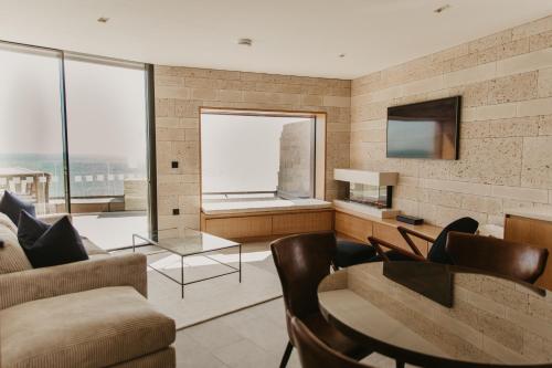 Μια τηλεόραση ή/και κέντρο ψυχαγωγίας στο Clifftops Lodge