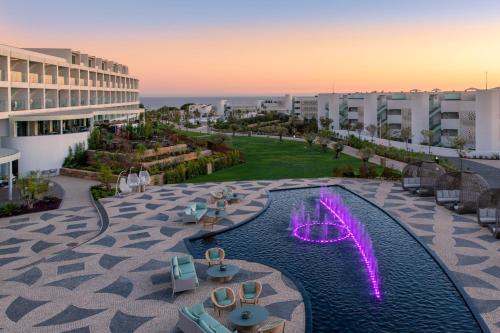 uma vista aérea de um resort com piscina e fonte em W Algarve em Albufeira