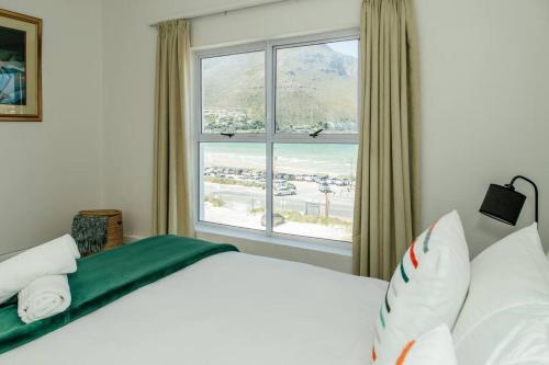 开普敦Avisa Villa - 4 bedroom Villa with Majestic Ocean Views的一间卧室，里面有一张床和一扇大窗户。