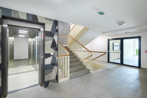New LUXURY apartment with sea view and PRIVATE heated pool, 50m from the beach