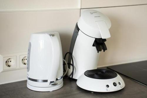 a white blender sitting on top of a counter at Luxe prive-kamer - studio in villa aan zee, Dishoek, vernieuwd in Dishoek