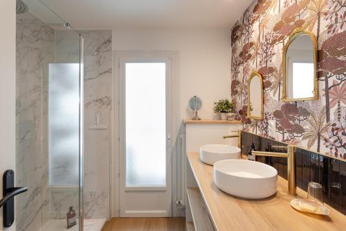 une salle de bain avec deux lavabos et une douche dans l'établissement Starfish - Charmant appt à 3min à pied de la plage, à Saint-Malo