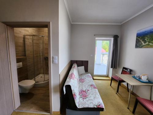baño pequeño con cama y ducha en 4family *RESORT*SPA*, en Szklarska Poręba