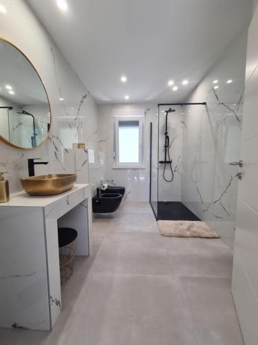 uma casa de banho com um lavatório e um espelho em Black & White em Pula