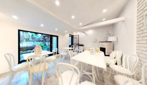 索瓦塔的住宿－"'Nu ma Uita'' Sovata，用餐室配有白色的桌子和白色的椅子
