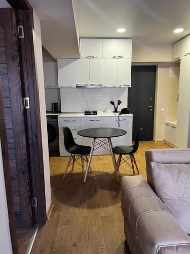 バクリアニにあるBAKURIANI INN Serviced Apartment 439の部屋にテーブルと椅子のあるキッチン