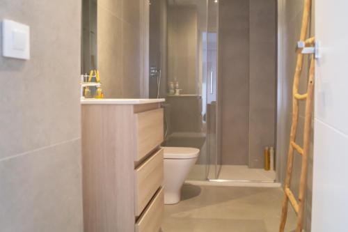 y baño con lavabo, aseo y ducha. en Palacete del Águila, en Córdoba