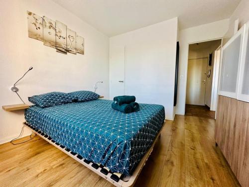 une chambre avec un lit avec un ours en peluche dessus dans l'établissement Le Pré - Port Fréjus, bord de Mer et Base Nature, à Fréjus