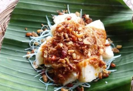 a plate of food on top of a green leaf at BaliFarmhouse in Banjarangkan