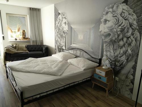 sypialnia z łóżkiem z głową lwa na ścianie w obiekcie Ferienwohnung im Herzen von Weiden w mieście Weiden