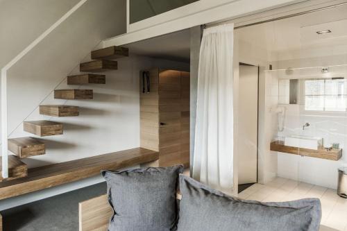 ein Badezimmer mit einer Treppe und einem Waschbecken in der Unterkunft HOT_elarnia Hotel & Spa in Puszczykowo