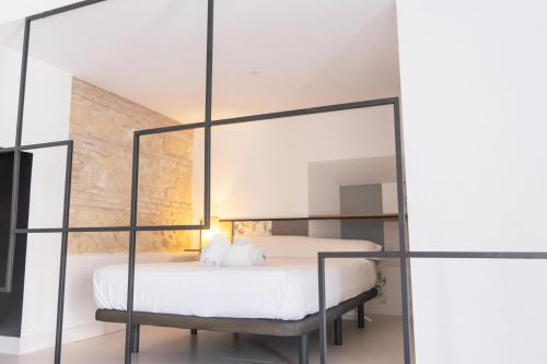 um quarto com uma cama e um espelho em Palacete del Águila em Córdoba