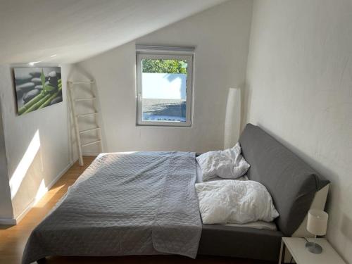 1 dormitorio con cama y ventana en Schöner Anbau mitten in Hennef, 