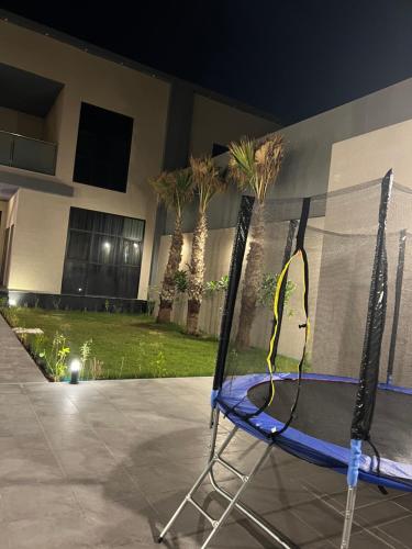 a tennis net in front of a building at شالية بيرليز الفندقي in Al Khobar