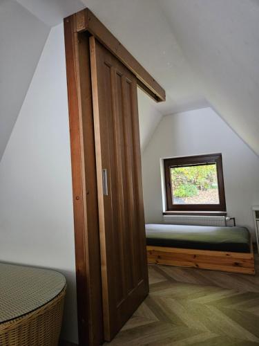een kleine kamer met een bed en een raam bij JIROTOVY BOUDY II in Telnice