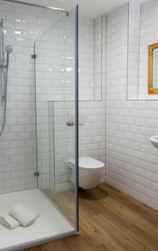 a bathroom with a shower and a toilet and a sink at Amtsgerichts Blick in Oppenheim