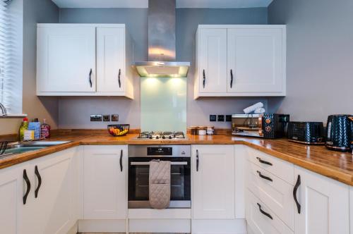 Η κουζίνα ή μικρή κουζίνα στο NEW! Spacious 2-bed home in Chester by 53 Degrees Property, Ideal for Long Stays, Great location - Sleeps 6