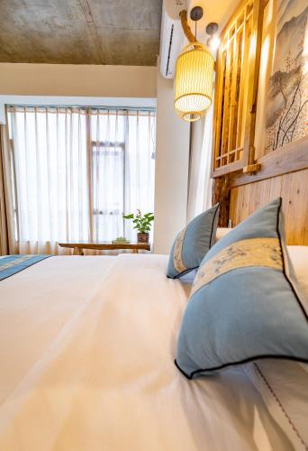Cama o camas de una habitación en Zhangjiajie Yueting Eco Inn