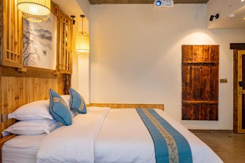 Cama o camas de una habitación en Zhangjiajie Yueting Eco Inn